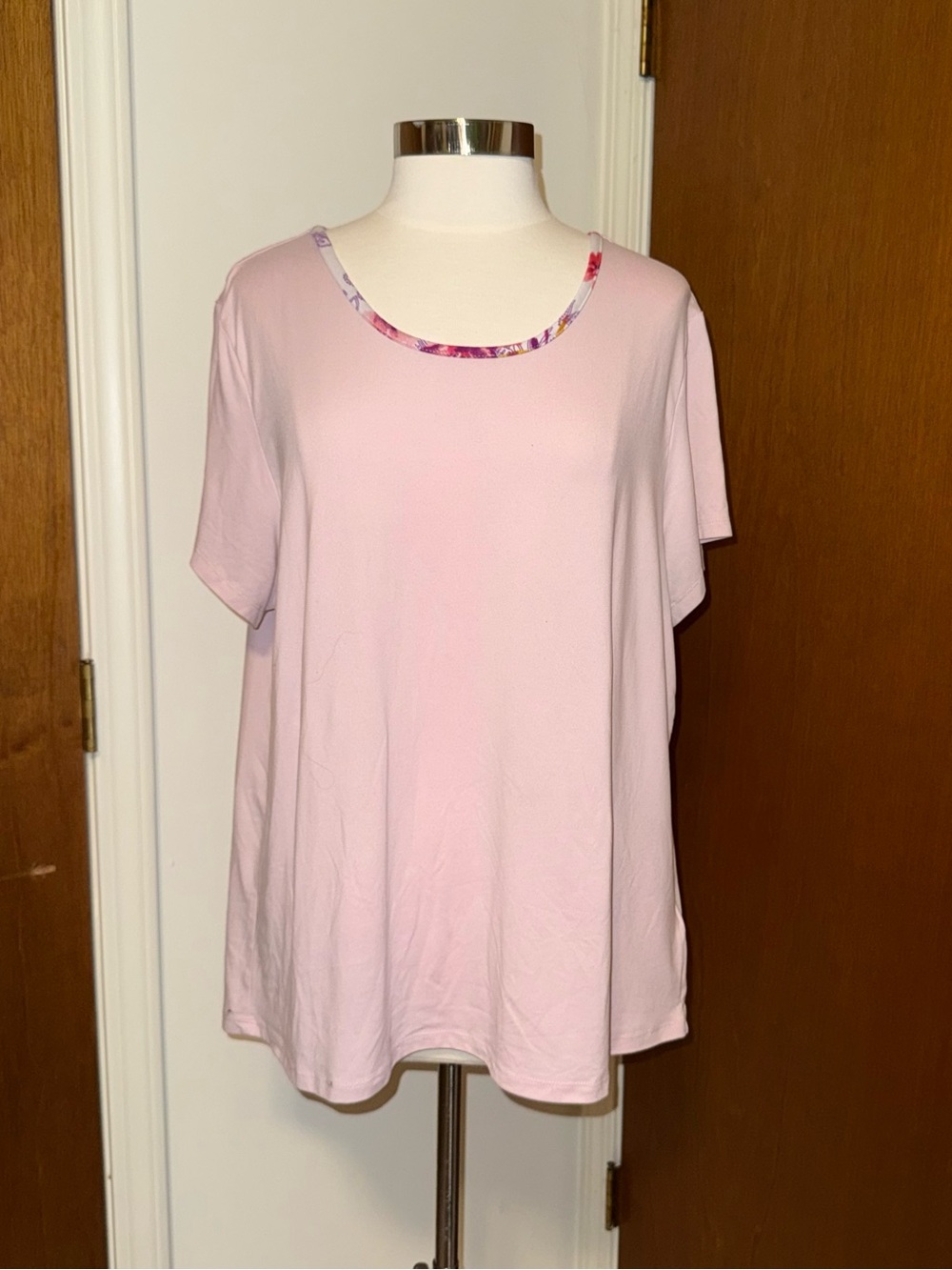 🐠 Kensie Light Pink Short Sleeve Scoop Neck Top with Floral Trim